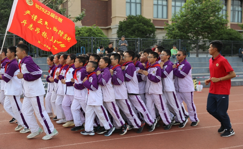 劳动光荣激情奔跑——昆一中金岸中学激情跑操迎五一