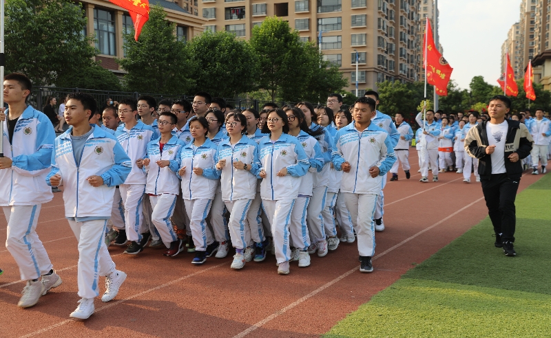 劳动光荣激情奔跑——昆一中金岸中学激情跑操迎五一